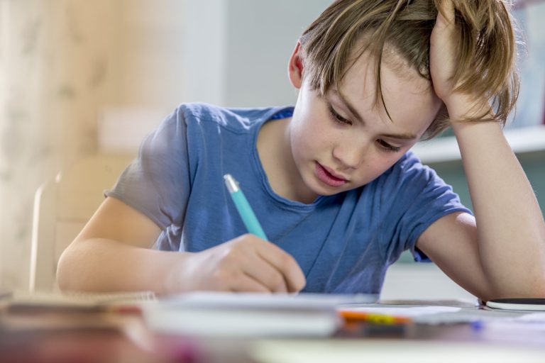 Ministrul Educației, despre temele primite de elevi, pentru acasă: „E inuman ca unui elev care stă şase ore la şcoală să ii dai teme care necesită peste două ore”