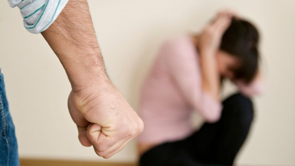  Bărbat violent, obligat de judecători să-și caute o altă casă pentru o perioadă de un an