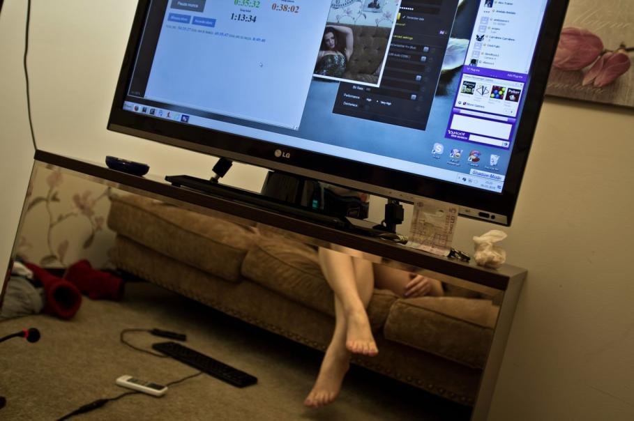 Vânzătoare din Botoșani, prinsă făcând videochat în magazinul în care lucra: „Când mă gândesc că cu mâna cu care ea își făcea plăceri îmi dădea mie produsul de pe raft, mi se face rău”