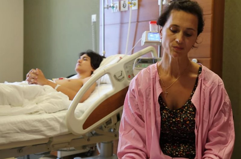  VIDEO Diagnostic crunt: tumoră malignă la vârsta de 17 ani