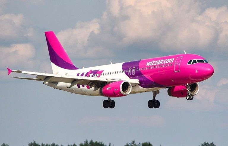 Panică pe Aeroportul Băneasa: Incendiu în cabina unui avion WizzAir, 225 de persoane evacuate