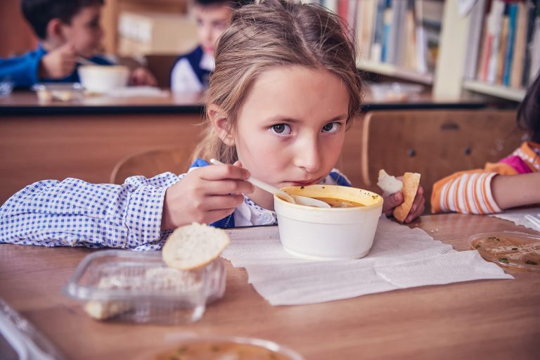 Încă o licitație pentru alimentele din Programul pentru școli