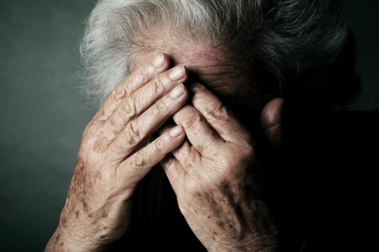 Un bărbat care și-a lovit soacra cu un fier beton a motivat gestul prin faptul că „nu mergea CD-ul”