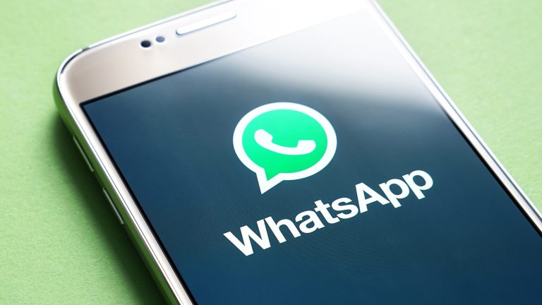 O escrocherie nouă ia amploare pe WhatsApp. Victima e sunată: „O voce de computer citește mesajul”
