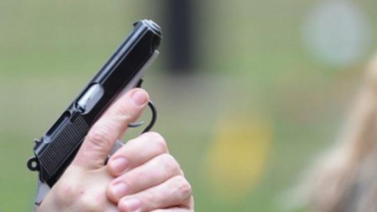 Trei tineri s-au filmat în timp ce se deplasează cu o maşină, iar unul dintre ei manipulează un pistol