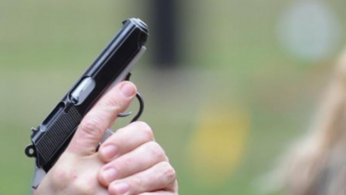  Trei tineri s-au filmat în timp ce se deplasează cu o maşină, iar unul dintre ei manipulează un pistol