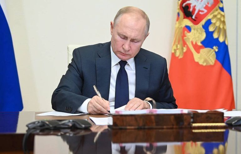 Putin alocă pentru cheltuielile de apărare şi securitate internă 40 la sută din bugetul pentru 2025-2027