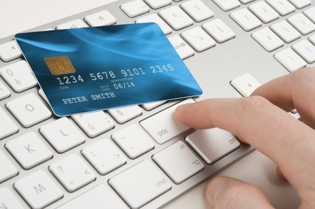 Cum poți folosi cardul de credit fără să plătești dobândă băncii. Sfaturi de la doi experți bancari