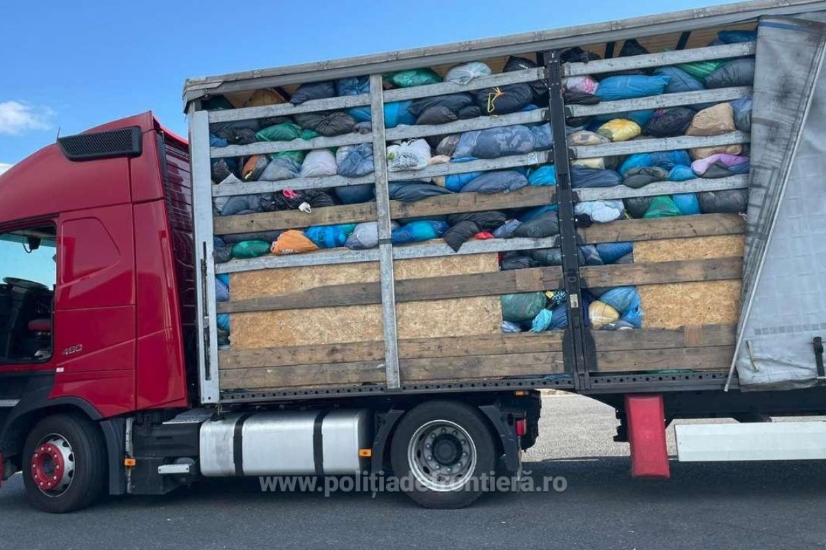 Trei camioane pline cu 67 de tone de gunoaie de îmbrăcăminte, textile şi aluminiu, oprite să intre în România