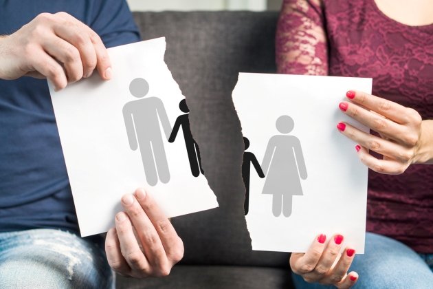 Culisele unui caz nemaiauzit. Un ieșean vrea să dea bani fiicei de 10 ani după ce s-a despărțit de mama ei, dar instanța refuză să accepte: tatăl a pierdut procesul