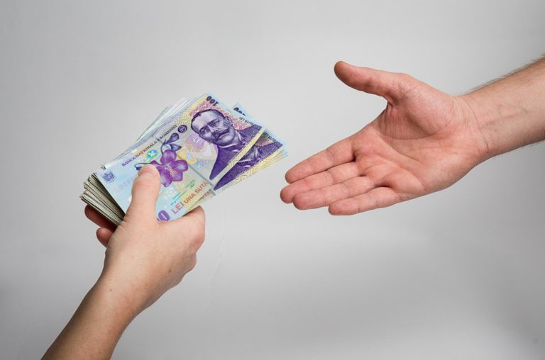 Capcana împrumuturilor de la IFN-uri: cum a ajuns o femeie să datoreze de patru ori mai mult decât a luat. Nici judecătorii nu au mai avut ce face