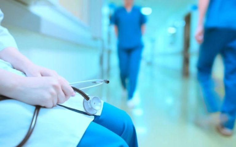 Colegiul Medicilor, zece întrebări adresate celor doi candidaţi pentru funcţia de preşedinte, dar şi candidaţilor din alegerile parlamentare