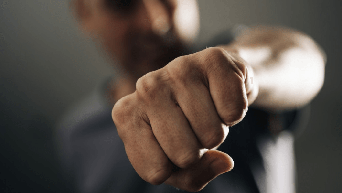 O ceartă banală între doi vecini din Iași s-a terminat la închisoare. Agresorul a reușit să îi scoată din sărite inclusiv pe judecători