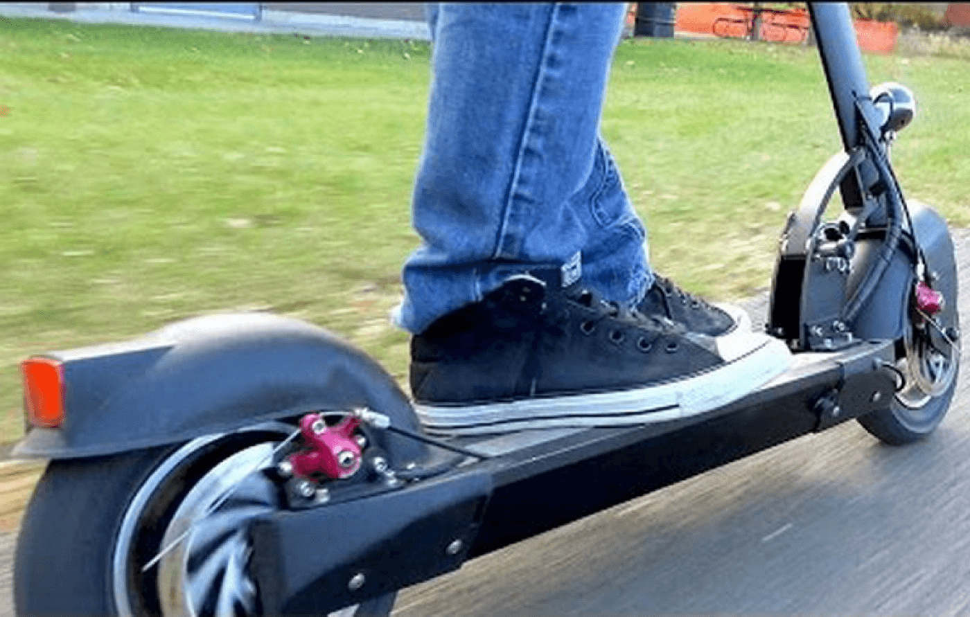  Timişoara: Un băiat de 16 ani, transportat în stare gravă la spital, după o căzătură cu trotineta