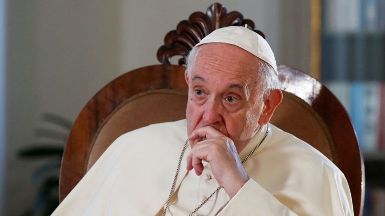 Papa suferă de dublă pneumonie, iar tabloul său clinic rămâne „complex”, anunţă Vaticanul