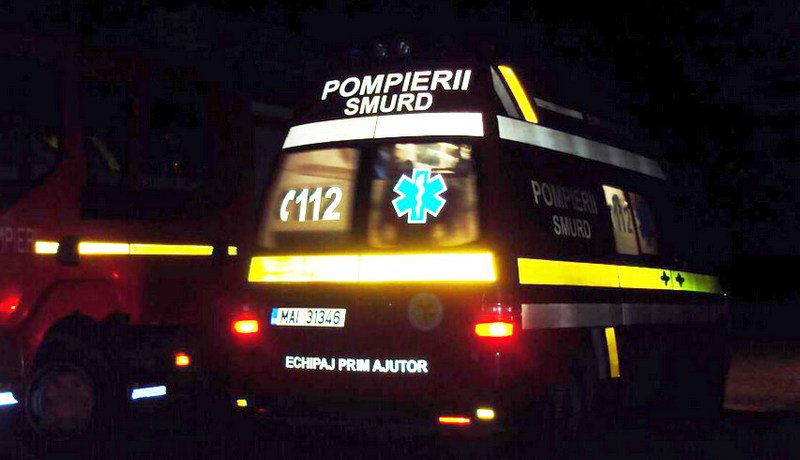 Un tânăr mascat din Botoșani a ajuns în stare gravă la spital după ce a căzut din portbagajul unei mașini în mers