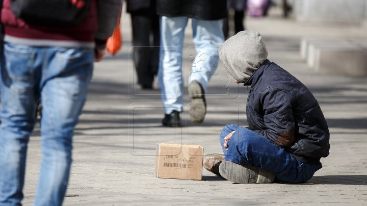 Neamţ: Anchetă la familii care îşi foloseau copiii la cerşit / Trei persoane au fost reţinute 