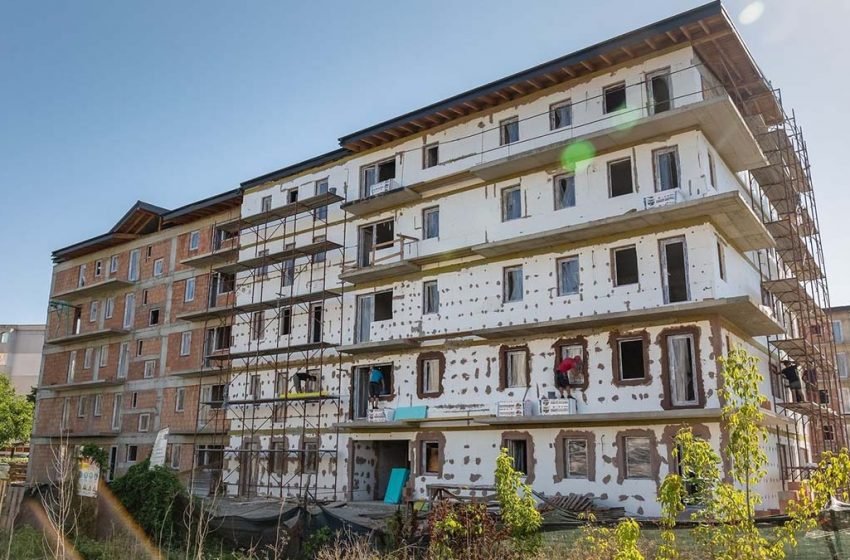 Tun imobiliar la Ploiești: Zeci de apartamente au fost construite şi vândute în spaţiul tehnic al unui bloc, încălcând autorizaţiile