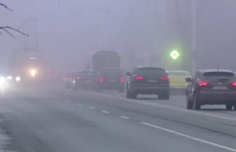 Infotrafic: Ceaţă deasă pe mai multe drumuri din 13 judeţe ale ţării