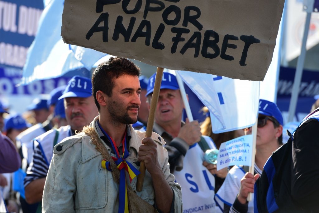  Profesorii au ieşit în stradă: ​​”Şcoala n-are rost, Guvernul te vrea prost”