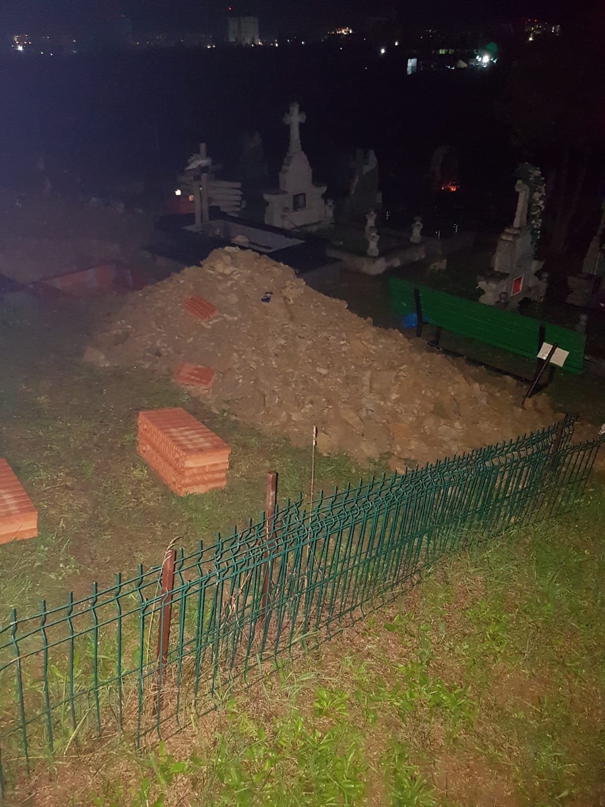  464726_338441_stiri_infiltratii-cimitir-vladiceni-3
