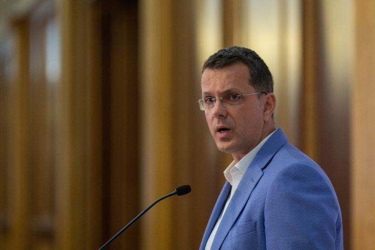 Ministrul Apărării Naţionale o critică pe șefa CSM:  Este total decuplată de realităţile României