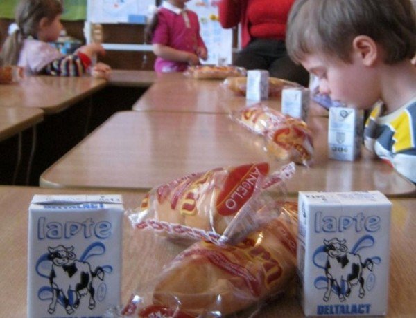  Două firme din Iași aduc o gustare pentru jumătate din elevii județului. CJ încearcă de ani de zile să atribuie contracte din Programul pentru Școli