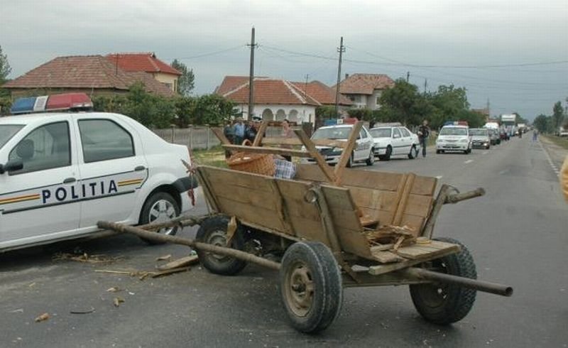 Accident grav în Cluj: O femeie şi un copil au murit după ce au căzut dintr-o căruţă, fiind loviţi apoi de un camion