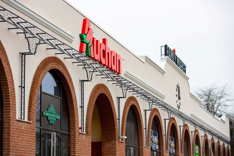 Așteptarea a luat sfârșit! Family Market Bucium se deschide pe 8 decembrie și aduce aproape de tine tot ce ai nevoie zilnic. McDonald’s Drive-Thru, mâine