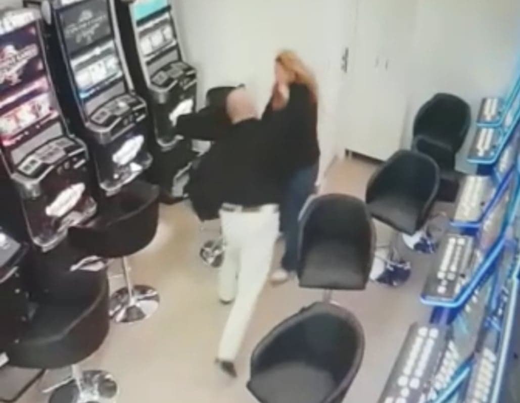 Un bărbat care a lovit angajata unei săli de jocuri, încercând să-i sustragă bani, arestat la domiciliu