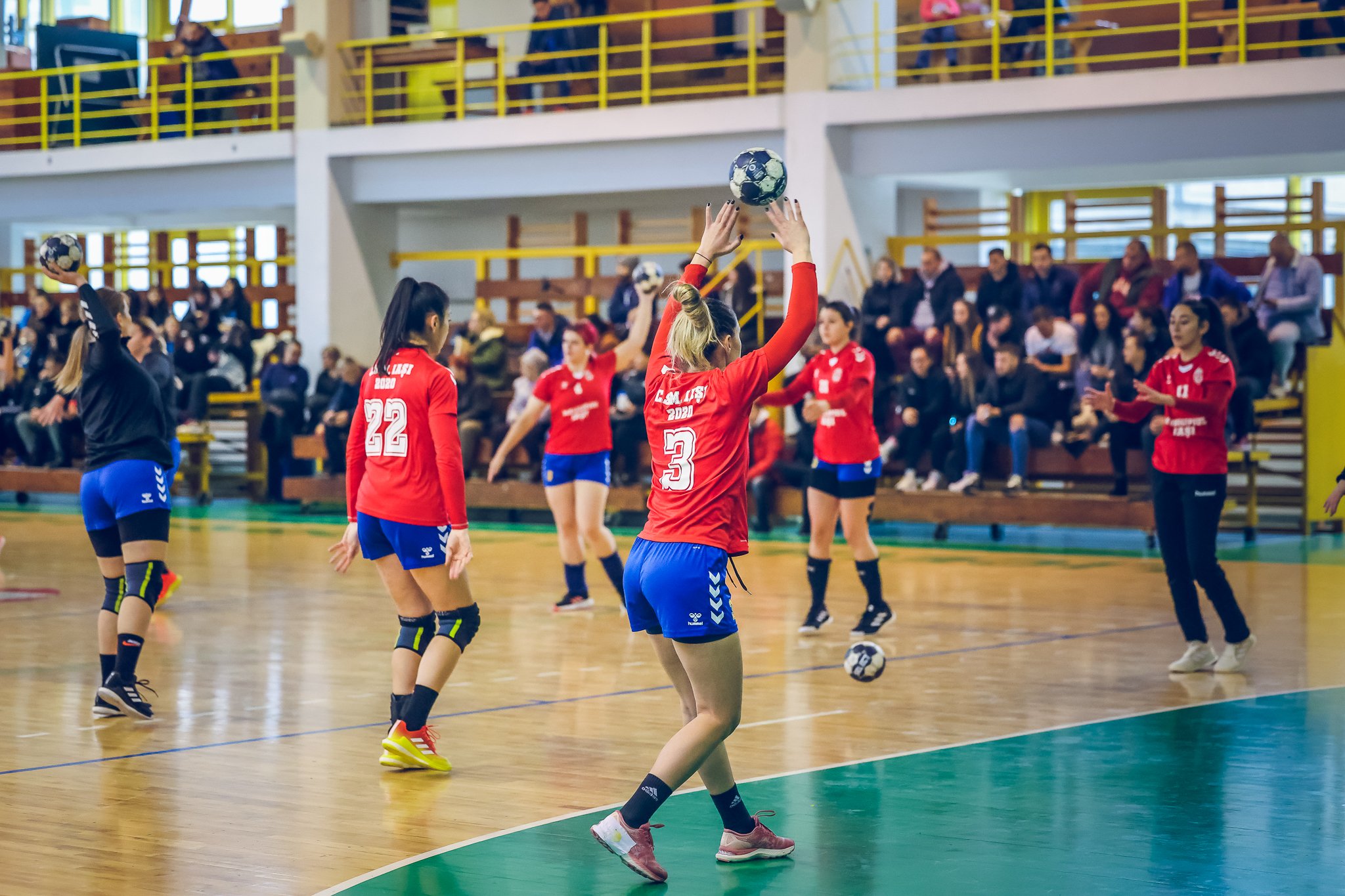  Handbal: Succes cu sufletul la gură în faţa unor puştoaice