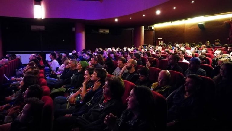 Frig ca pe vremea lui Ceaușescu la Cinema Victoria: spectatorii au dat 170-190 lei/bilet și au stat cu paltoane pe ei. Culmea, pe scenă era Divertis