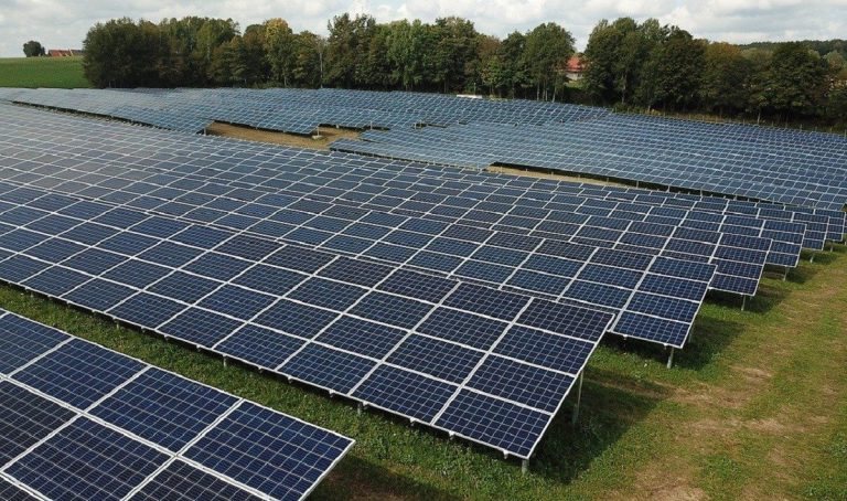 S-a autorizat construirea celui mai mare parc fotovoltaic din Europa. La Arad, nu la Iași