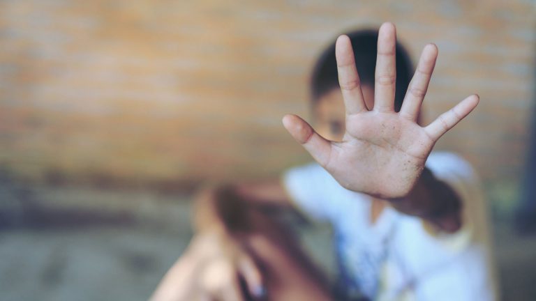 Doi adolescenţi de la un centru de plasament din Mehedinţi au sechestrat și umilit un copil de 12 ani pe care l-au pus să se lovească singur pentru a fi eliberat