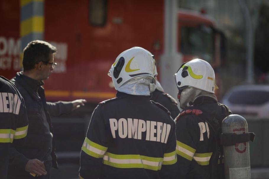 Băiat de 14 ani, găsit mort într-un apartament din Brezoi. Sora sa, în vârstă de 26 de ani, inconştientă