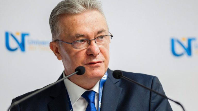 Financial Times scrie despre declaraţiile lu Diaconescu: „Situaţia se poate schimba de la o oră la alta”