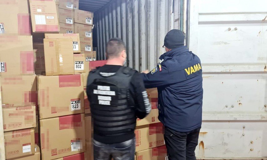 Căşti audio susceptibile a fi contrafăcute, de un milion de lei, găsite într-un container în Portul Constanţa