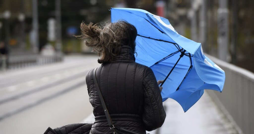  Codul galben de vânt a fost prelungit, până sâmbătă dimineaţă. Ce zone sunt vizate