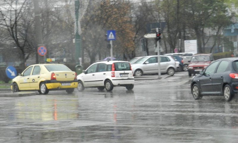 Poliţiştii rutieri le recomandă şoferilor să circule cu viteză redusă, din cauza carosabilului umed
