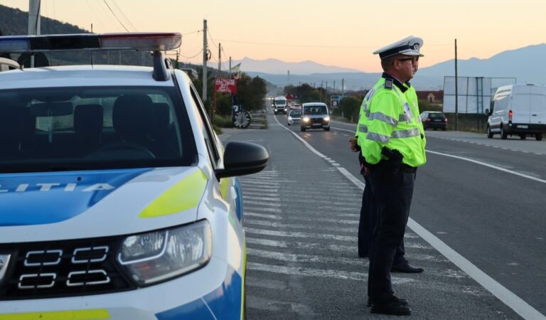 Doi șoferi cercetați de polițiști, unul prins cu permisul suspendat, altul băut la volan