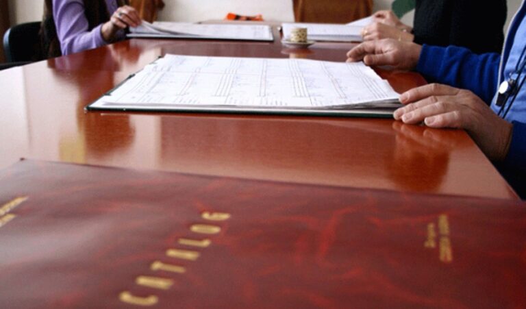 Constanţa: Un elev de 15 ani a lovit o profesoară, după ce s-au certat