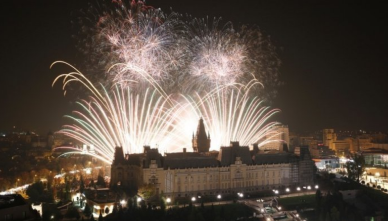 În această seară, punct final al Sărbătorilor. Totul despre concertul de la Palat: Ștefan Bănică Jr. și The URS pe scenă, spectacol cu drone și foc de artificii în aer