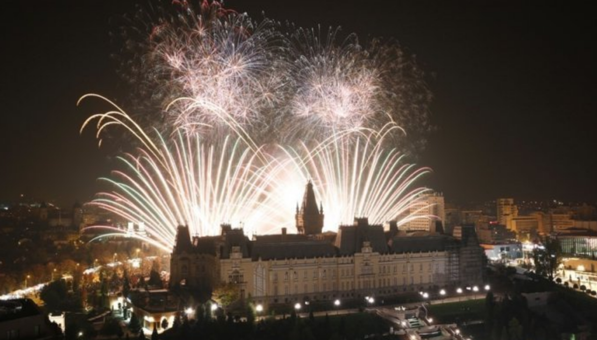 În această seară, punct final al Sărbătorilor. Totul despre concertul de la Palat: Ștefan Bănică Jr. și The URS pe scenă, spectacol cu drone și foc de artificii în aer