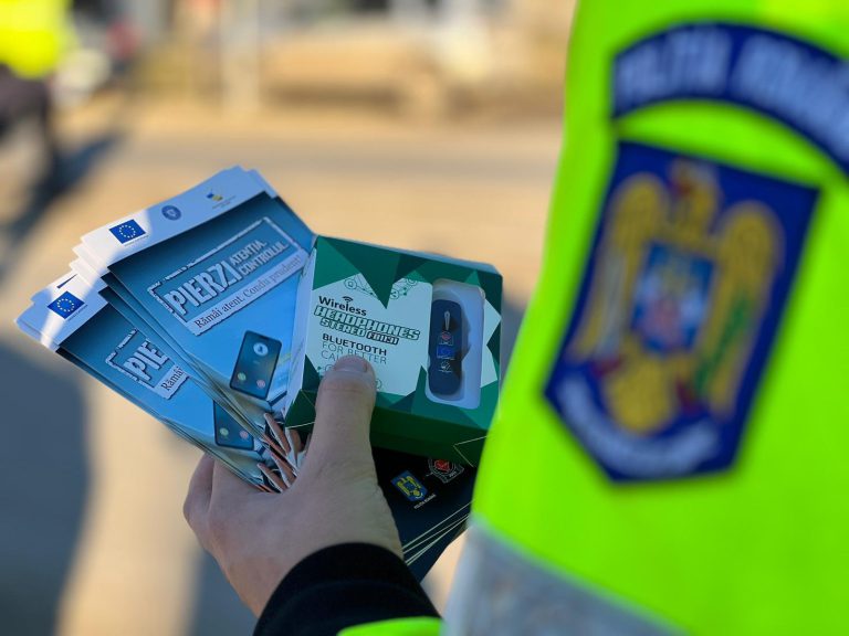Botoşani: Copil de 4 ani, găsit aproape dezbrăcat pe stradă de poliţişti, după ce a căzut de la etaj. Era dezorientat şi nu ştia să ajungă acasă