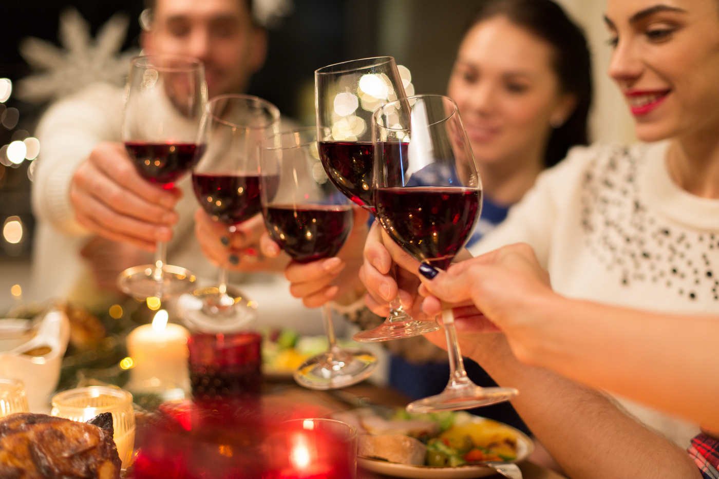 Sfaturi de la un specialist în dependenţa de alcool despre cum să bem de sărbători. Prima regulă: un pahar de apă la un pahar de alcool