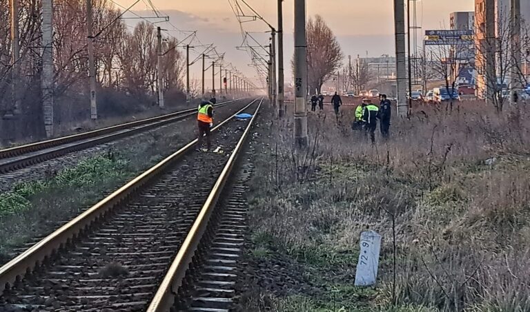 Trei persoane au fost rănite, una fiind în stare gravă după ce o maşină a fost lovită de tren în judeţul Harghita. A fost solicitat elicopterul SMURD