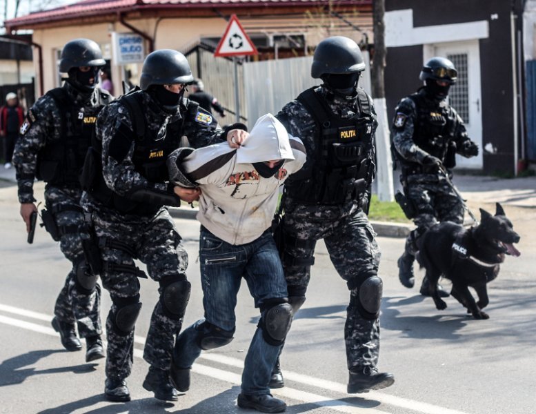  Legi pentru infractori – Interlopii ieşeni din Gruparea „Sacu”, achitaţi pe rând, râdeau pe faţă de procurori şi de noile legi care-i scăpau. „Ce proastă ţară avem!”