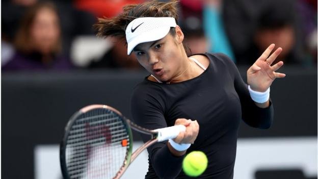 Emma Răducanu şi Iga Swiatek s-au calificat în sferturi la Miami Open