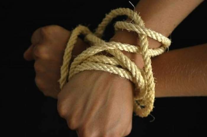  Două persoane, arestate după ce au înscenat răpirea unei femei pentru a obţine 47.000 de euro. S-a întâmplat în județul vecin