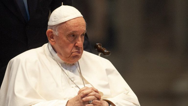 Papa Francisc nu este în afara pericolului, spune echipa sa medicală. Va rămâne în spital cel puţin încă 10 zile